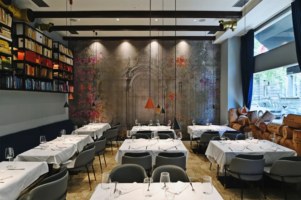 Blagovaonica Bistroa Lata s bijelim stolnjacima