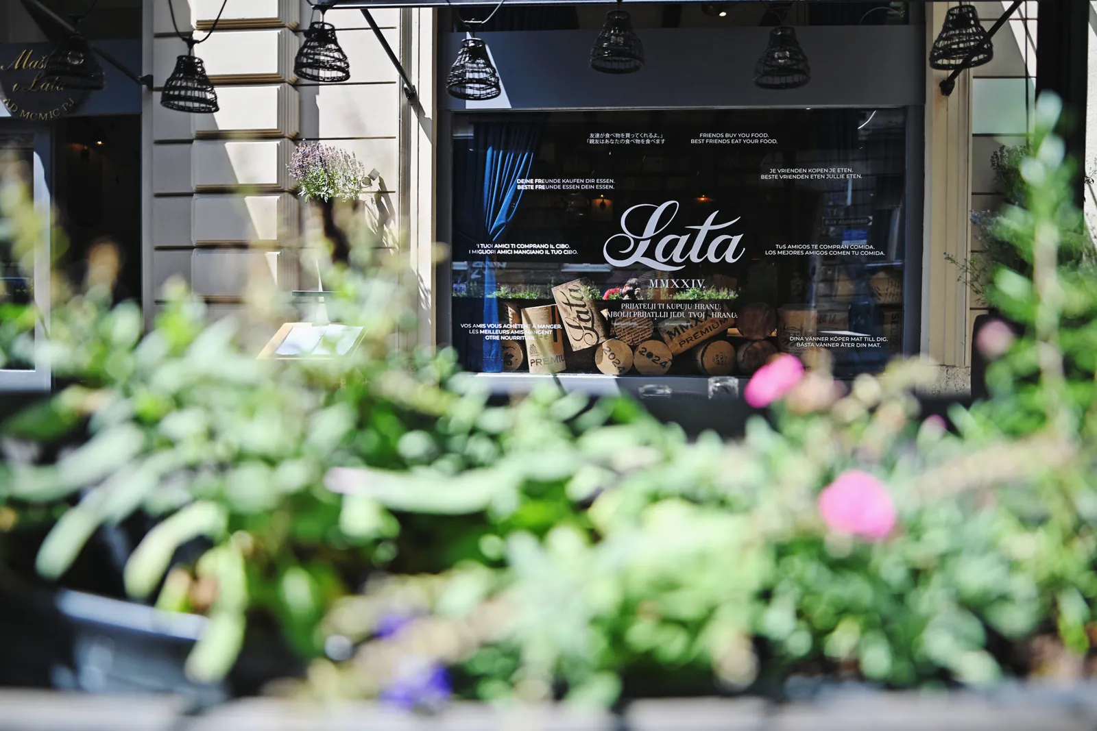Bistro Lata, pogled prema natpisu i terasi kroz zelenilo